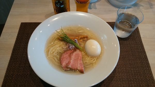 「味玉中華蕎麦〈塩〉¥900-＋エビス小瓶¥400-」@宍道湖しじみ中華蕎麦 琥珀 東京本店の写真