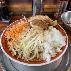 小ラーメン（ニンニク、アブラ、魚粉、カラアゲ）生玉子