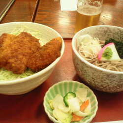 ソースかつ丼セット 800円、瓶ビール 550円