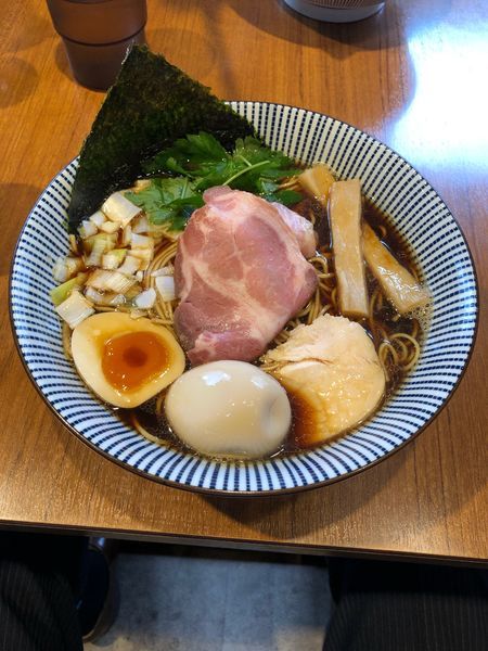 「黒醤油 大盛 煮卵」@寿製麺よしかわ 川越店の写真