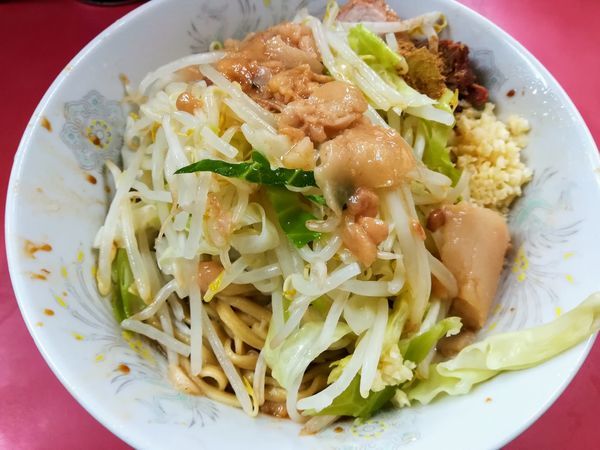 「汁無し650ヤサイアブラニンニクマシ魚粉」@ラーメン二郎 環七一之江店の写真