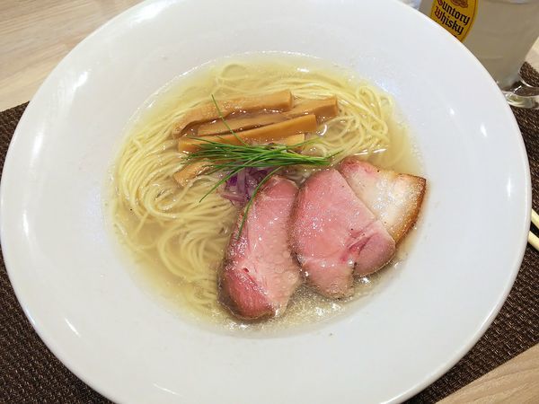 「宍道湖しじみ中華蕎麦（塩）＋チャーシュー　800＋300円」@宍道湖しじみ中華蕎麦 琥珀 東京本店の写真