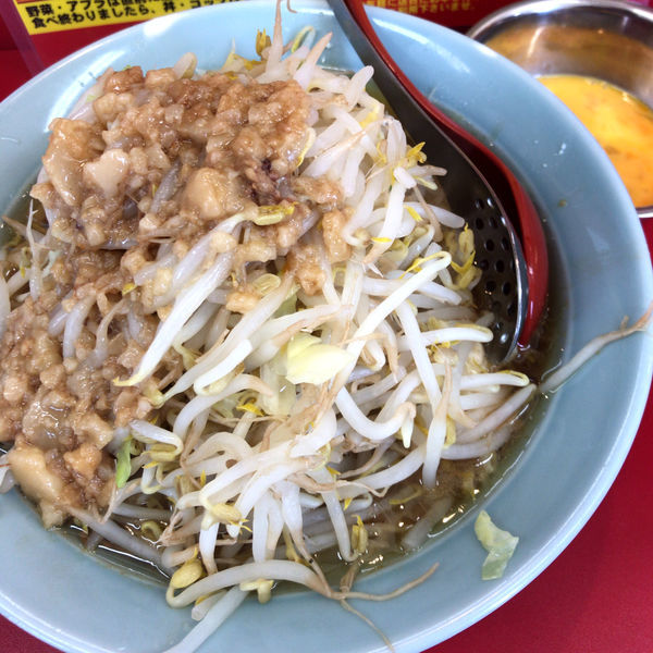 「ミニラーメン（ハーフ＆ハーフ）750円　生卵　50円」@立川マシマシ 足利総本店の写真