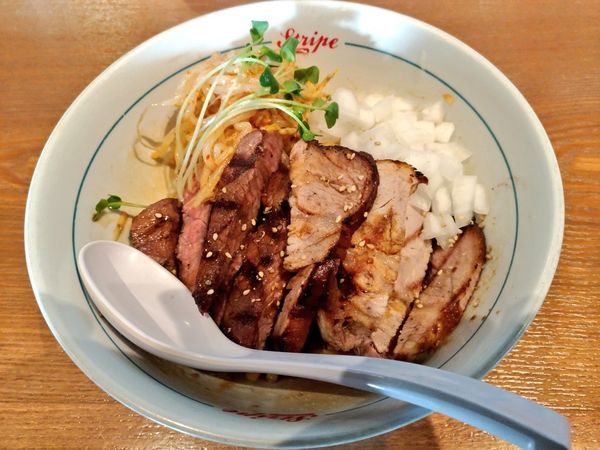 「ステーキまぜそば」@ストライプ ヌードルズの写真