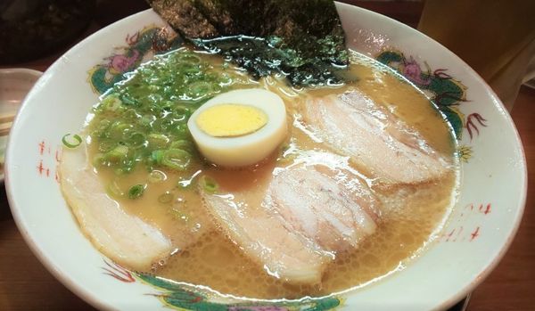 「とんこつラーメン並+替え玉」@豚骨発祥 久留米ラーメン くるめやの写真