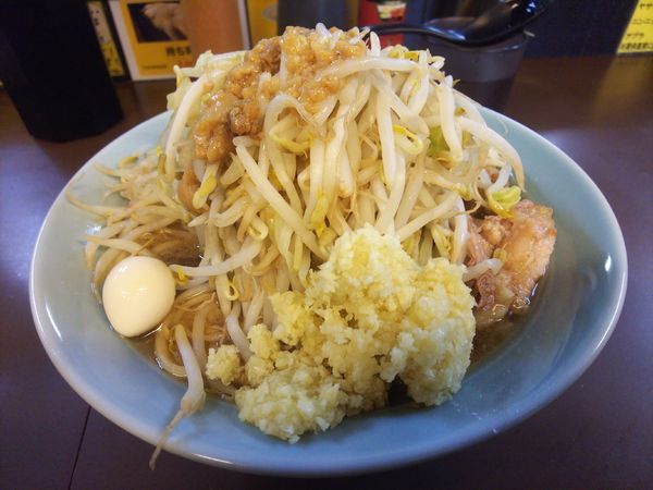 「中ラーメン、ニンニクマシうずら」@立川マシマシ秘密工場の写真