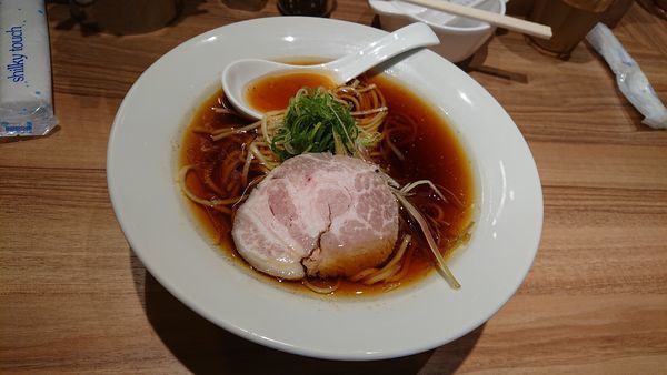 「淡麗鶏そば800」@鶏そば うえ原の写真