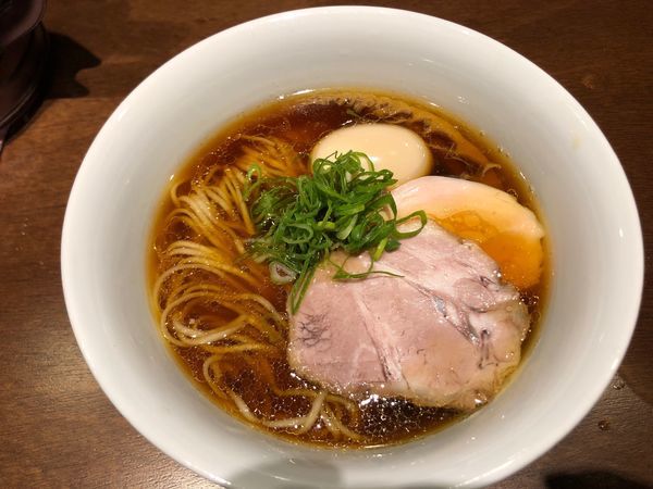 「味玉醤油らーめん」@らぁ麺 すぎ本の写真