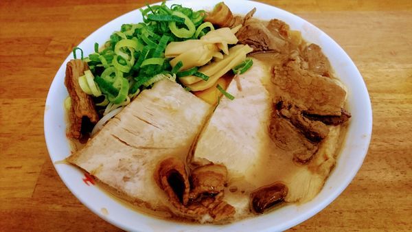 「支那そば 肉玉子入(小)+チャーシュー2枚・大盛りねぎ」@支那そば 王王軒 本店の写真