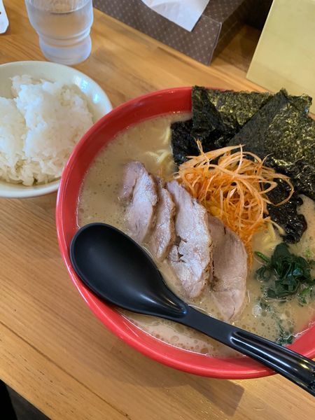 「ネギチャーシュー中盛り1180円。ライス100円。」@ラーメン大桜 沖縄泡瀬店の写真