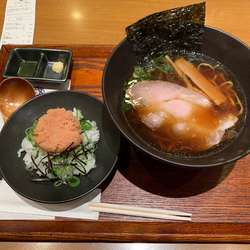 七だし中華そば880円、やまやの明太子ご飯300円。