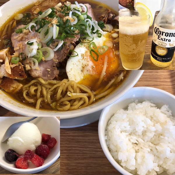 「ブラウンオニオンオリジナルカレーラーメン＋コロナビール」@ブラウンオニオンカレーファクトリーの写真