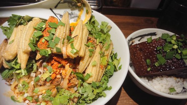 「カラシビまぜそば（４００G、パクチー）＋ヤングコーン＋太肉飯」@カラシビ味噌らー麺・つけ麺 神田本店の写真