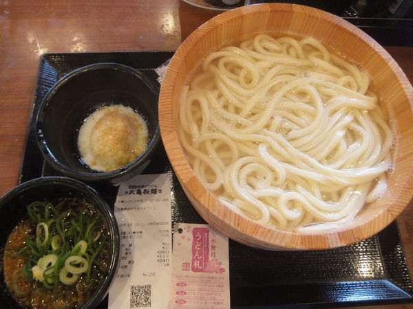 「釜揚げ大盛390円(1日半額190円)・温泉玉子70円」@丸亀製麺 千葉ニュータウン白井店の写真