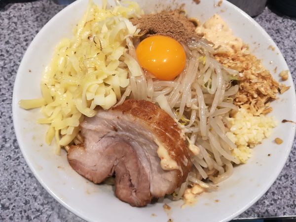 「汁無し並盛800魚粉50チーズ100ヤサイニンニク脂全部普通」@ラーメン宮郎の写真