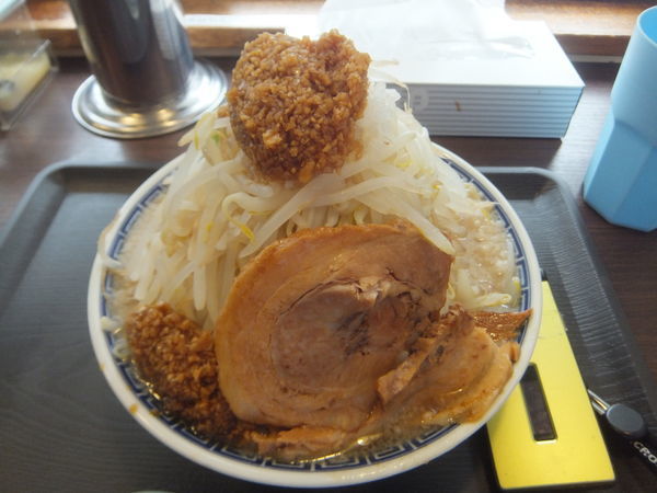 「ラーメン830円(味濃いめ麺柔らかめニンニクアブラ多め)」@山勝角ふじ 二十世紀が丘店の写真