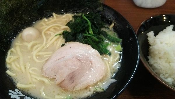 「塩ラーメン 700円＋のり5枚 100円」@町田商店 横浜駅前店の写真