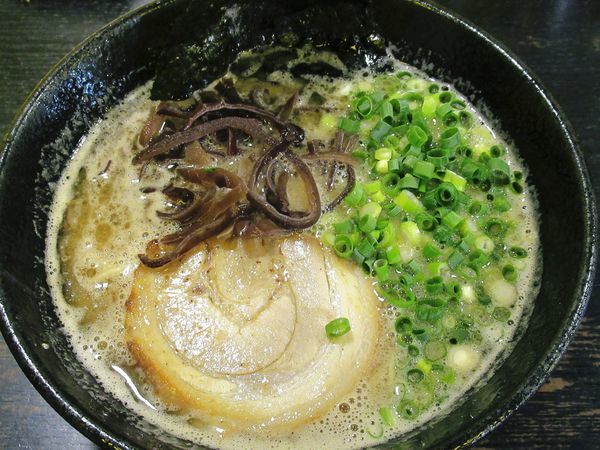 「とんこつ（ふつう）（680円）」@上を向いていこうの写真