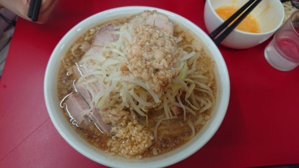 「小豚少な目　ﾆﾝﾆｸ少し脂　塩生姜　生卵」@ラーメン二郎 神田神保町店の写真