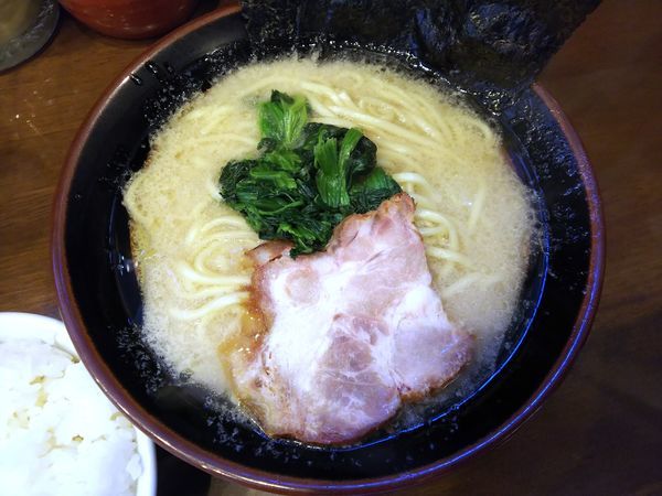 「塩ラーメン（並）麺カタメ＋ライス　680＋100円」@横浜家系ラーメン 大岡家 向ヶ丘遊園店の写真