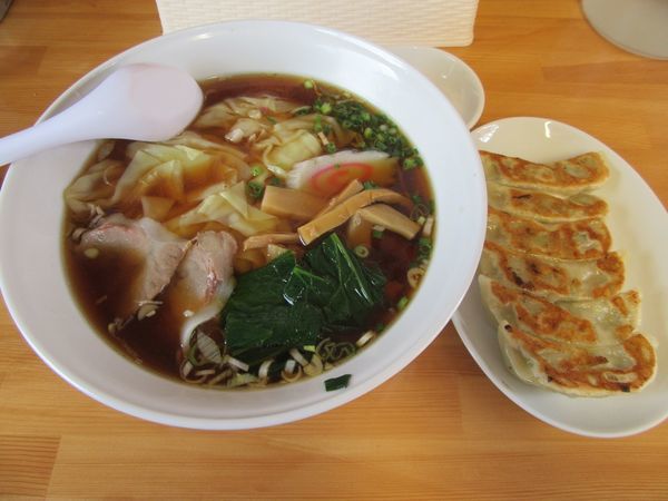 「ワンタンメン（７００円）＋餃子３５０円」@ラーメン・餃子 敏亭の写真
