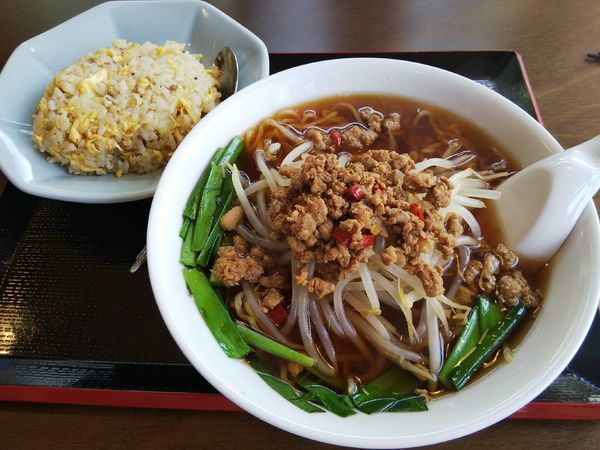「【限定】台湾ラーメン＋半炒飯」@中国料理 竹園の写真