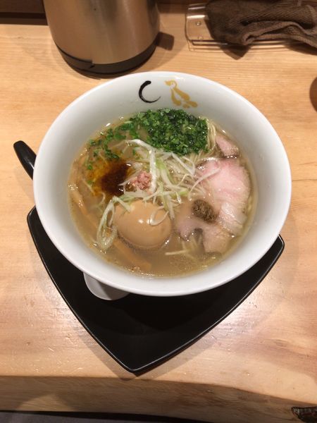 「真鯛と蛤の塩そば+味玉」@SOBAHOUSE 金色不如帰 新宿御苑本店の写真