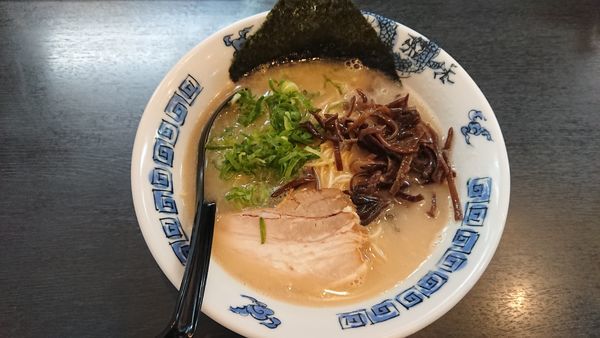 「とんこつらぅめん 白 700円(こってり・バリカタ）」@らぅめん助屋 本店の写真