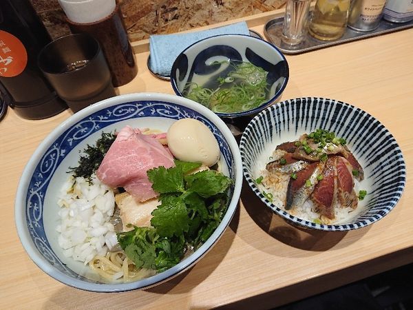 「煮干し油そば＋味玉、イワシ丼」@寿製麺 よしかわ 西台駅前店の写真