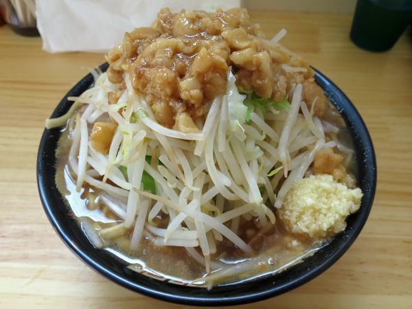 「ラーメン ７００円 ※ニンニク少なめ・アブラ」@ラーメン マブでの写真