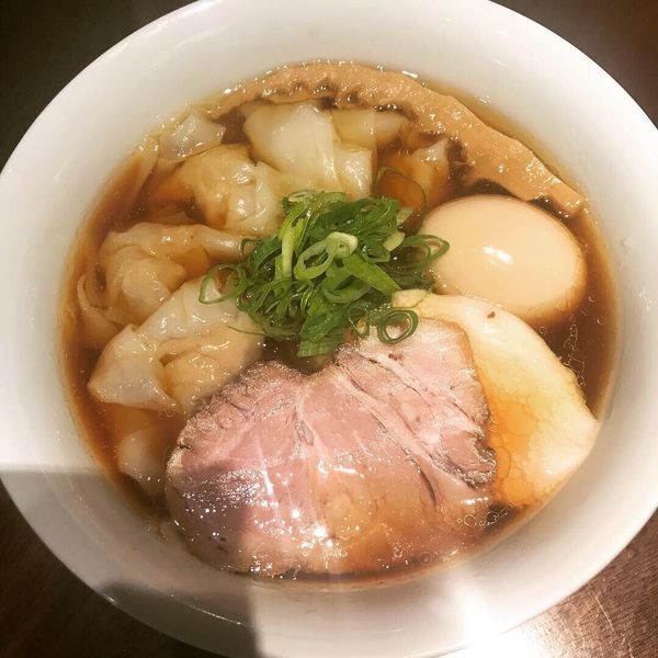 「ワンタンらぁ麺 味玉」@らぁ麺 すぎ本の写真