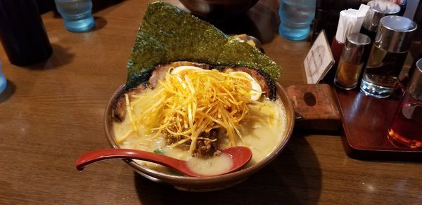 「江戸前味噌炙りチャーシュー麺、ネギ、味玉」@麺場 田所商店 足立江北店の写真