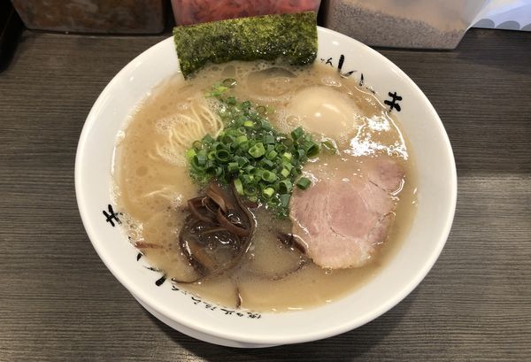 「らーめん +味付たまご（やわ〜ハリガネ）」@博多長浜らーめん いっきの写真