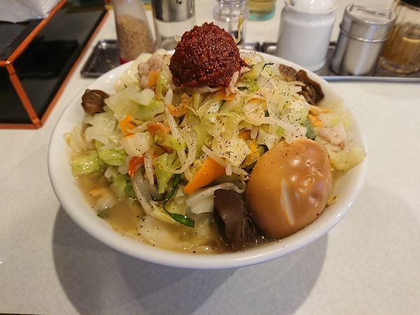 「赤玉たんめん 900円(+燻製玉子100円)」@麺処 まるよし商店の写真