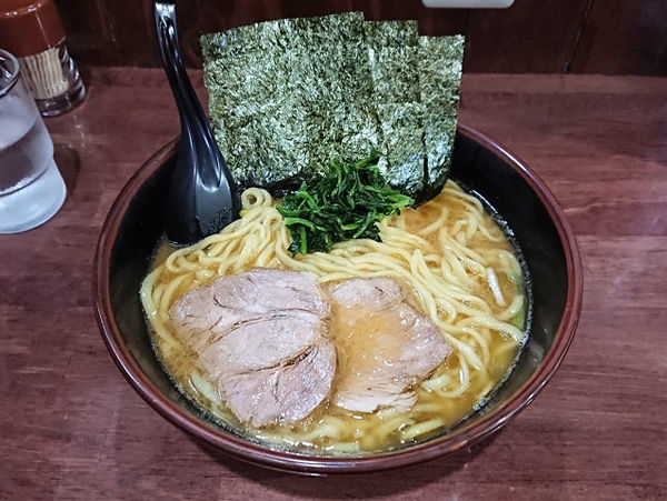 「ラーメン（中）」@横浜家系 まるに家の写真