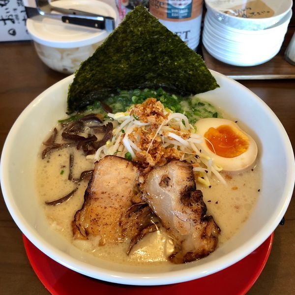「白とんこつラーメン (734円)」@麺屋むすびの写真