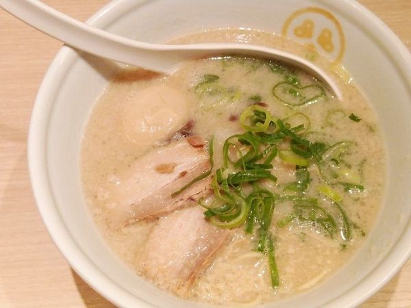 「豚骨白 味玉入り」@TOKYO 豚骨 BASE MADE by 博多一風堂 ecute品川サウス店の写真