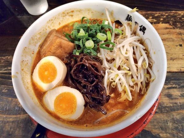 「辛味噌らーめん」@麺や偶 もとなり 銘苅店の写真