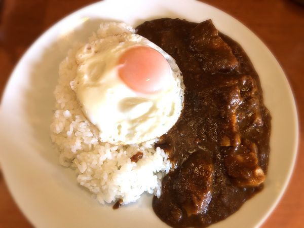 「煮込みポークカレー&目玉焼きトッピング」@26号くるりんカレーの写真