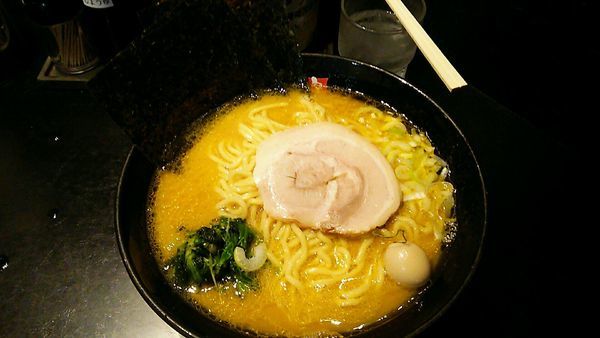 「豚骨醤油ラーメン」@BOMBA家 湘南台本店の写真