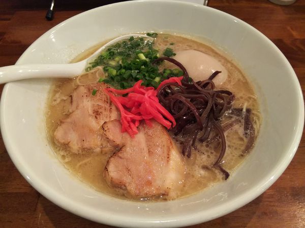 「豚骨らーめん（極細麺）：カタ　＋味玉：㋗券　＋替玉：バリカタ」@New old style ゆいが 三郷店の写真