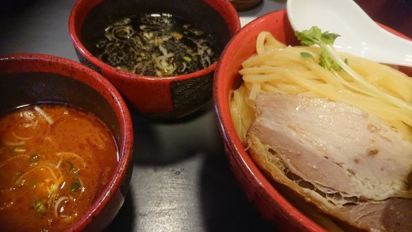 「ハーフ・アンド・ハーフ（エビとイカ墨＋和風トマト）」@つけ麵専門 百の輔の写真