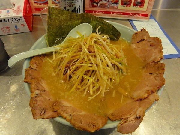 「中盛ネギチャーシュー麺990円中瓶ビール550円」@ラーメンショップ 新守谷店の写真