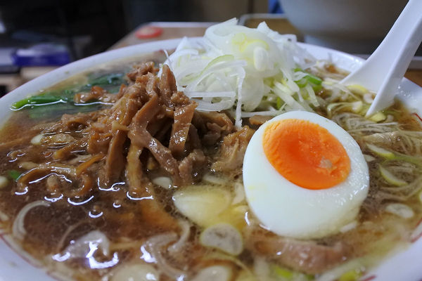 「ラーメン￥６００＋モツネギ￥１５０」@さくらい食堂の写真