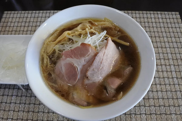「トリュフ香るしょうゆラーメン￥８５０＋ネギ￥１００」@麺屋 銀二の写真