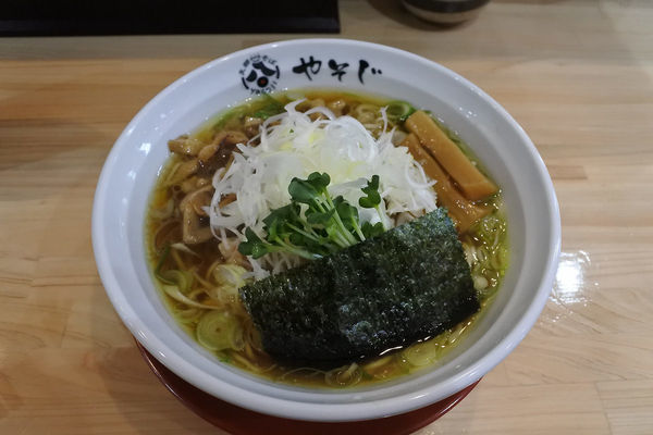「支那そば醤油￥６００＋鶏皮￥１５０＋白髪ネギ￥１００」@支那そば やそじの写真