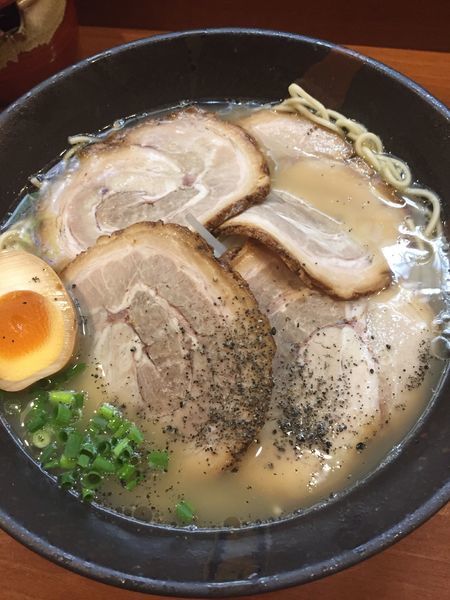 「とんこつラーメン トッピングチャーシュー」@九州らーめん Kuの写真
