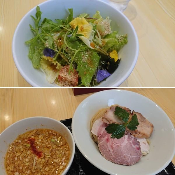 「鶏としそつけ麺950円＋サキベジサラダ100円」@中華そば 依々恋々の写真