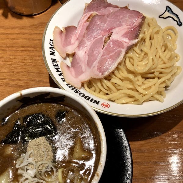 「濃厚煮干つけ麺（中盛）＋柔らか三元豚ローストポーク」@NIBOSHI TSUKEMEN 凪 新宿ゴールデン街店新館の写真