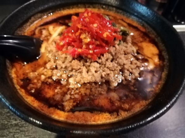 「6/5 黒の修羅場(黒マー油+15辛)麺中盛り950円」@地獄の担担麺 天竜 トツカーナモール店の写真